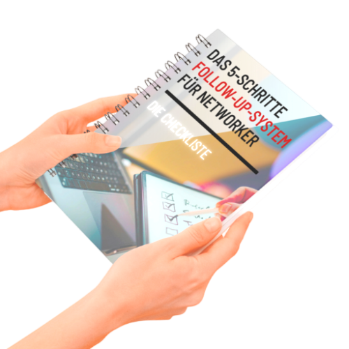 Follow-Up System Checkliste Ringblock in Händen Checkliste für das Follow-Up-System für Networker auf einem Schreibtisch in Haänden gehalten